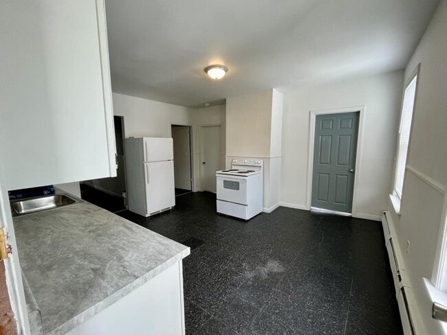 Photo - 142 Oxford St
