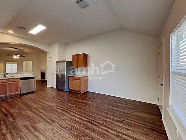 Photo - 20111 Niagara Falls Dr