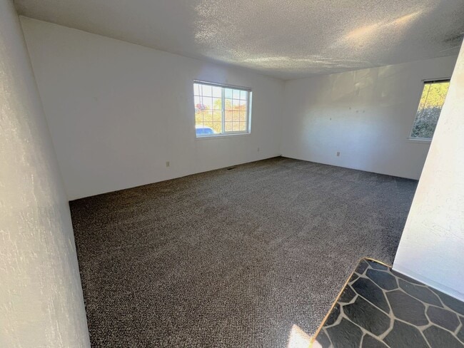 Building Photo - 2 Bedroom, 1 Bathroom Downstairs Duplex