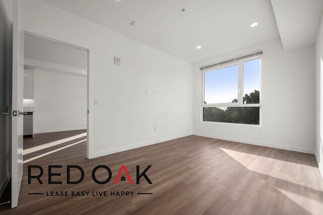 Photo - 1860 N Western Ave Unidad P13