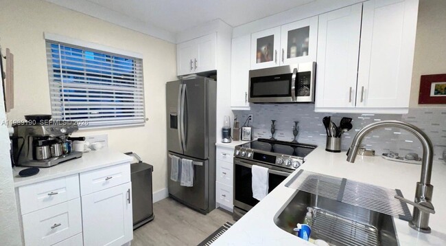 Photo - 633 NE 2nd Ave Unit 5