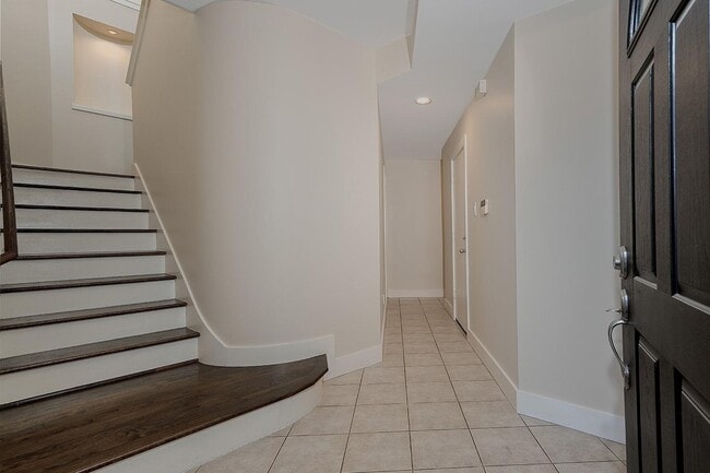 Photo - 914 W 25th St