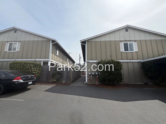 Building Photo - Tacoma 3 Bedroom Townhome Unit 4545 -A