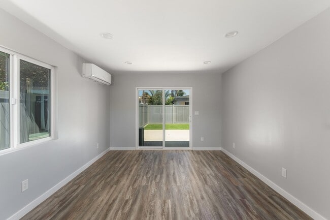 Photo - Luxurious 1-Bedroom Apartment with Private Yard in the Heart of Carlsbad / ALL UTILITIES INCLUDED... Unidad 5124 Los Robles Dr.