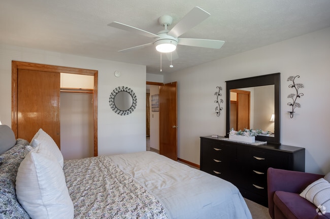 Bedroom - Mount Vernon Apartments