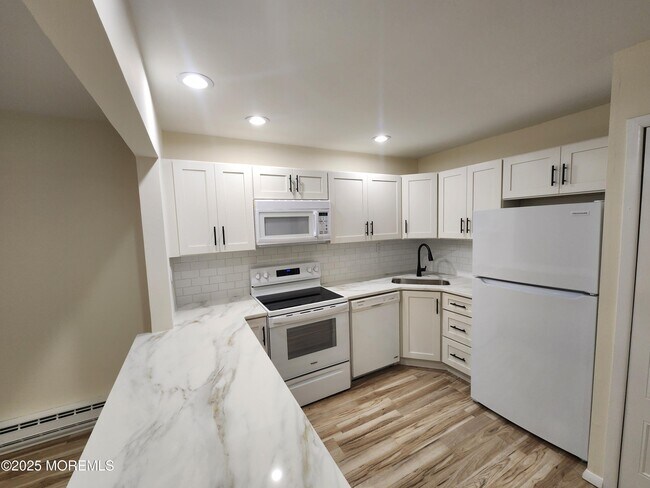 Photo - 129 Amberly Dr Unidad H Rental