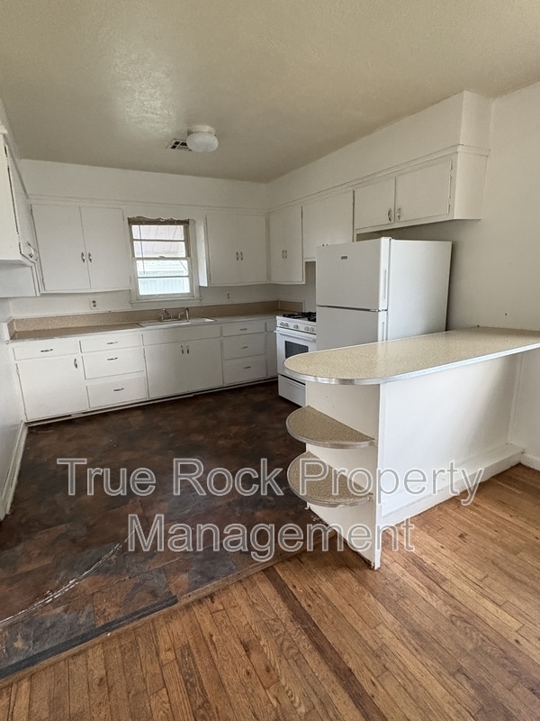 Photo - 806 W 8th St