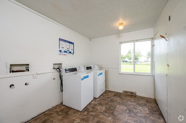 Resident Laundry - Cumberland Manor