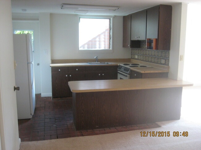 Building Photo - Hu, Andra Unit Hu, Reggie (down)