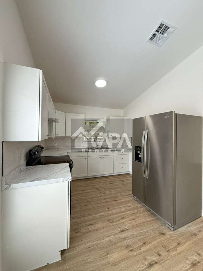 Photo - 7729 Narrow Pass St