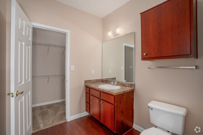 2BR, 2BA - 949SF - Primary Bathroom