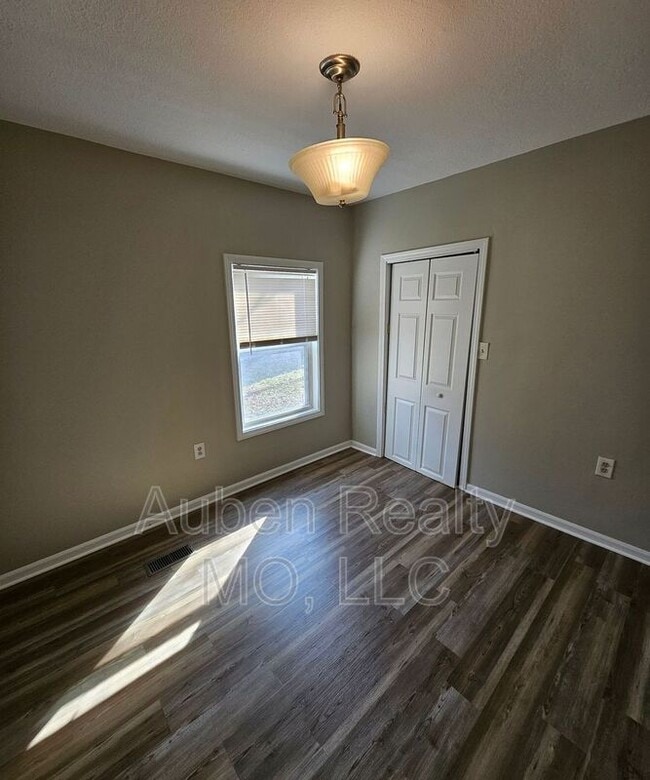 Photo - 5126 Booth Ave