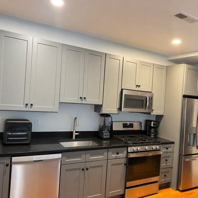 Building Photo - 804 Waverly St Unit 201