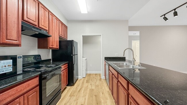 Building Photo - Major renovations and very well kept 3-Bedroom Apartment! Unit 5206