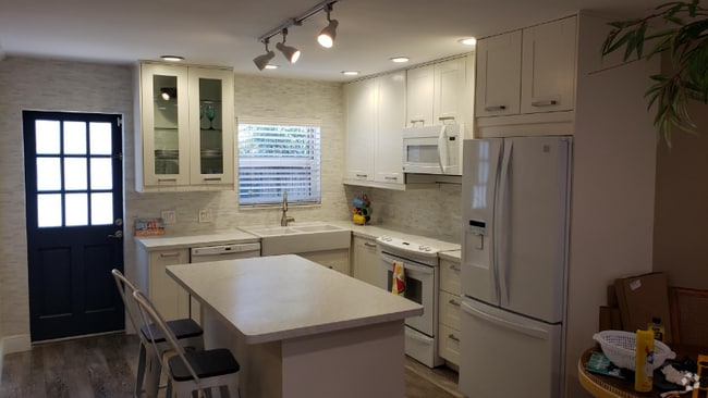 Building Photo - 832 NE 16th Terrace Rental