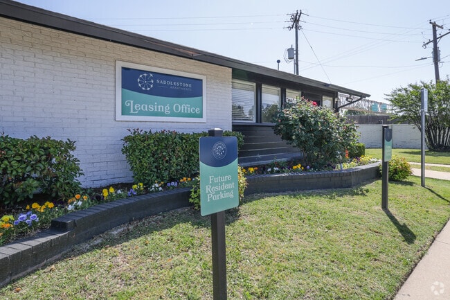 Building Photo - Saddlestone Apartments