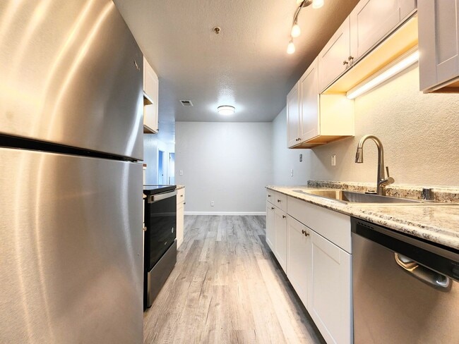 Photo - 3 Bedroom M Section Condo FOR RENT !