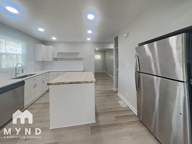 Photo - 900 Chalmers St