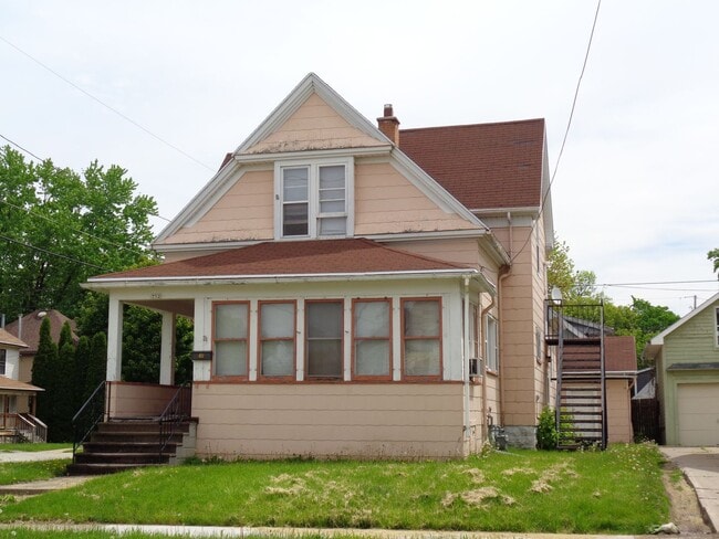 Building Photo - Large 5 bedroom / 2 bath home in central O...