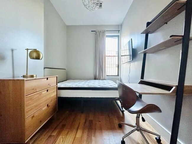 Building Photo - Furnished room/NOT APARTMENT Unit 1A