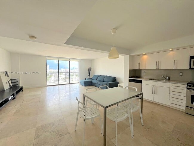 Building Photo - 1800 Collins Ave Unit 12E