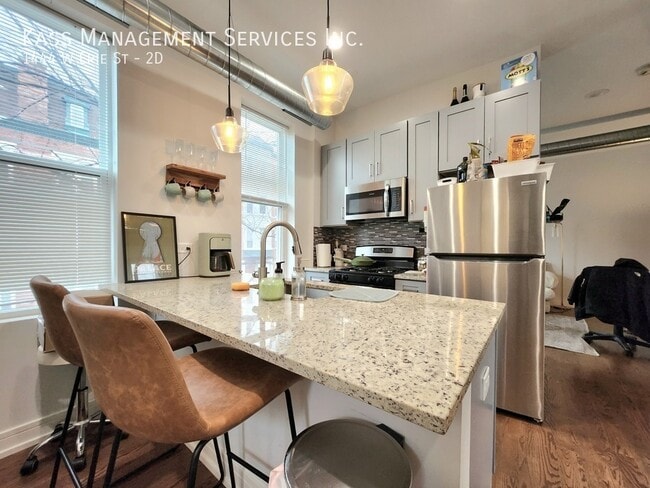 Building Photo - 1444 W Erie St Unit 2D