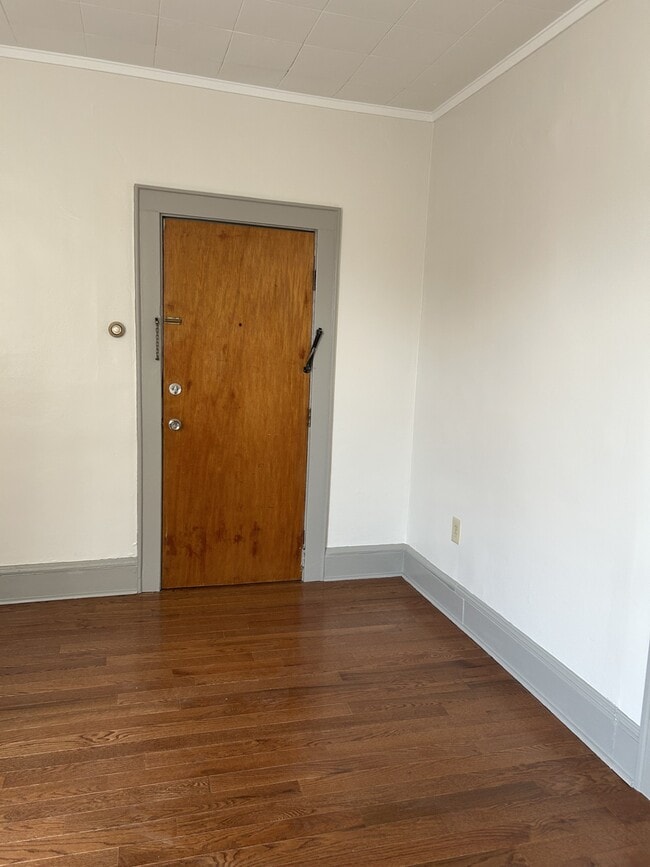 Living Room - 141 Franklin Ave Unit #2