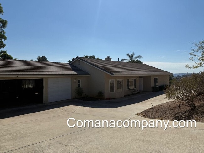 Building Photo - Gorgeous, spacious 3BR/2BA w views, yard, ... Rental