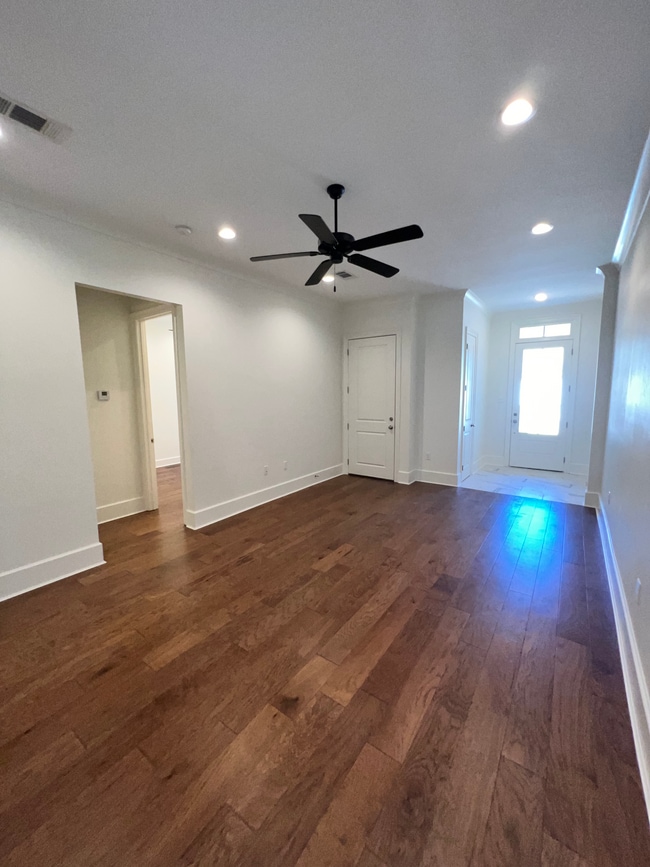 Entrada frente a la puerta principal - 324 Saint Thomas Ln