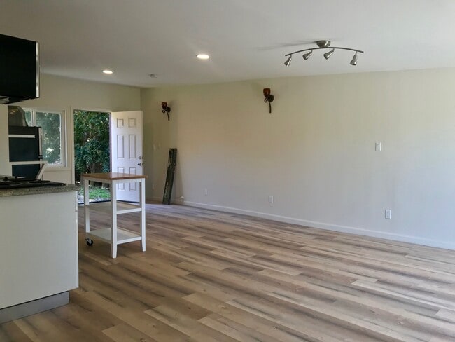 estudio de planta abierta - 1237 N Commonwealth Ave Unidad Casita Oasis