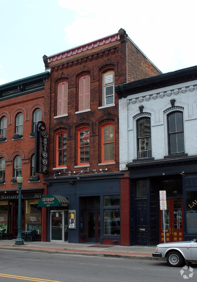 Primary Photo - The Stoop