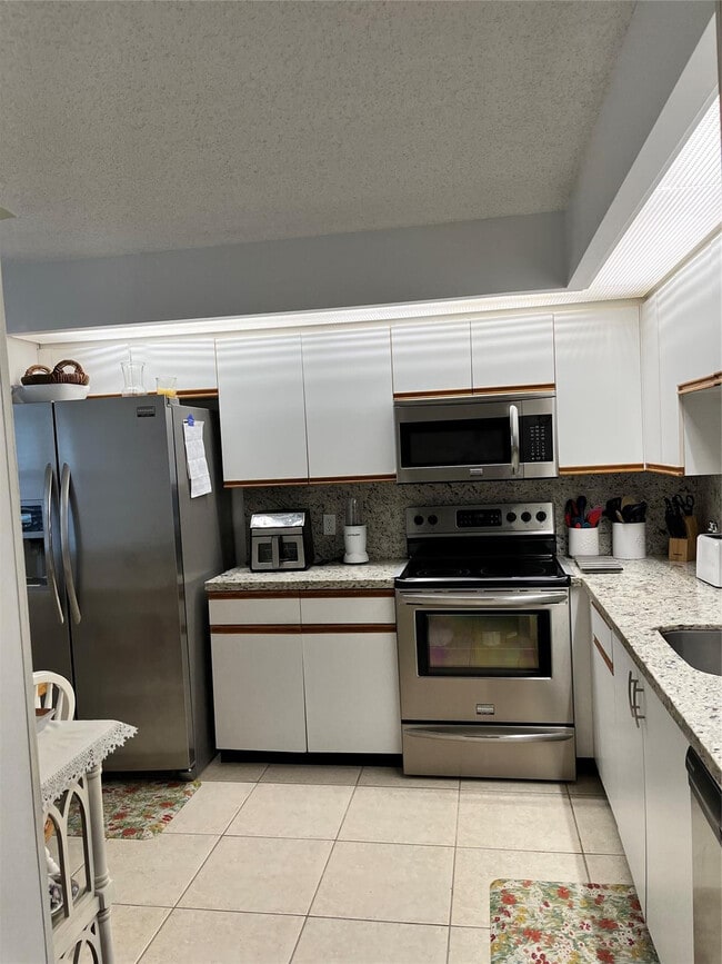 Photo - 12950 SW 13th St Unidad 211d