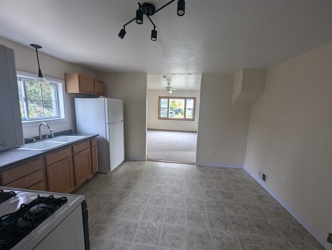 Building Photo - 96 Cass Ave Unit #1