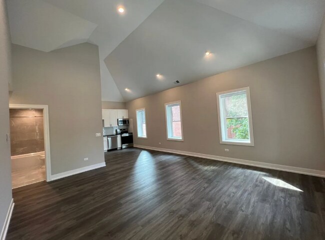 4851 N Claremont Ave Unit 205