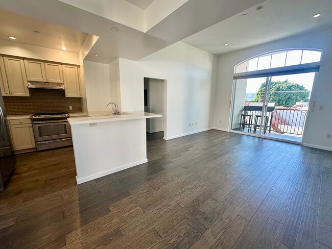 Photo - 1625 Granville Ave Unidad #302