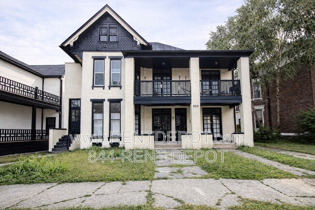 Building Photo - 800 SE 2nd St Unit C