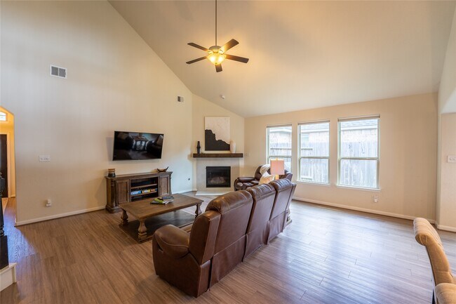 Photo - 193 Climbing Oaks Pl