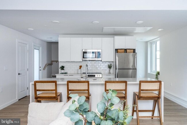 Building Photo - 260 E Allen St Unit 1B Rental
