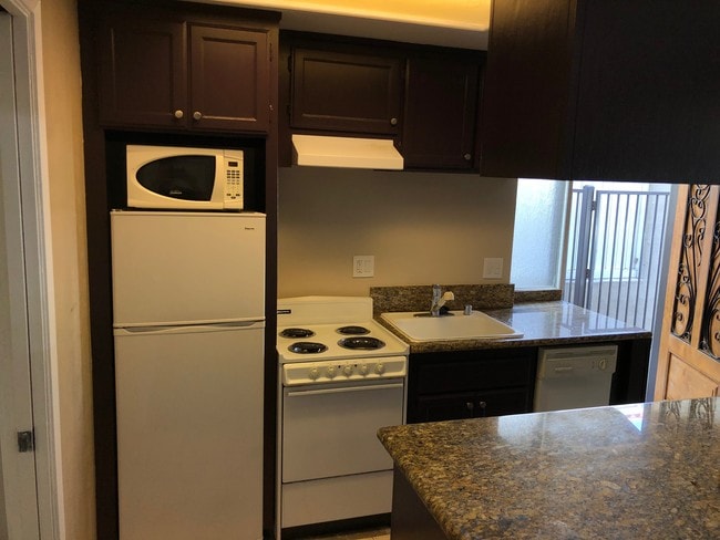 kitchen, granite countertops - 2118 Ernest Ave Unit B