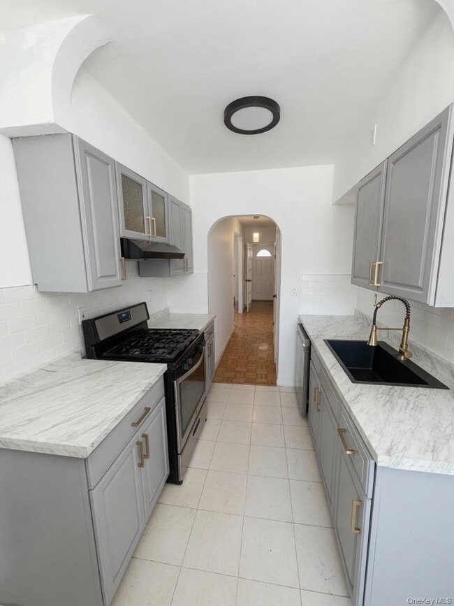 Photo - 1080 Rhinelander Ave