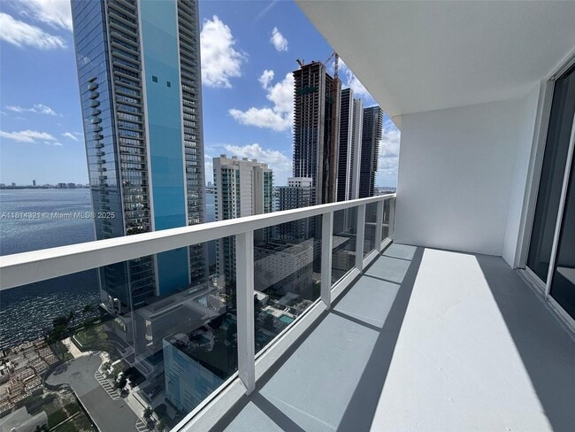 Building Photo - 600 NE 27th St Unit 2704 Rental