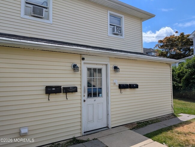 Building Photo - 317 McCabe Ave Unit Rear R1