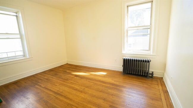 Photo - 573 Ave E