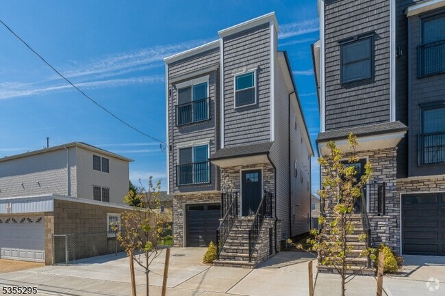 Building Photo - 331 High St Unit 2nd Rental