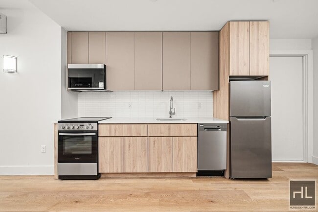 Building Photo - BRUCKNER BOULEVARD Rental