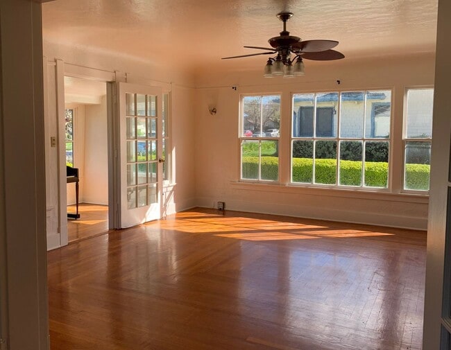 Building Photo - Charming 5 Bedroom/2 Bath Older Home in Hollister