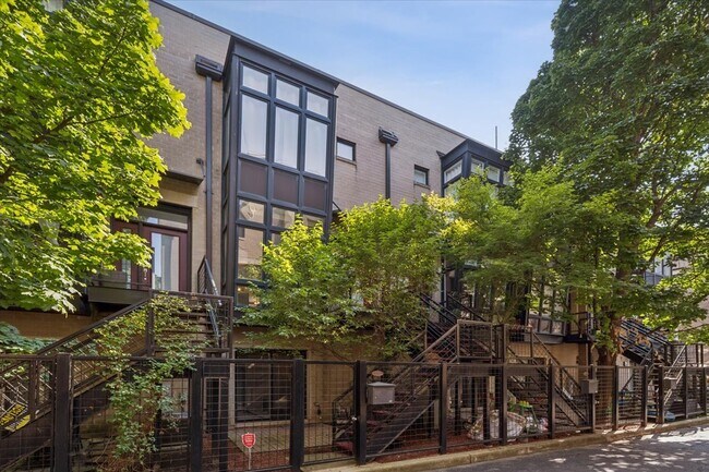 Building Photo - 1713 W Diversey Pkwy