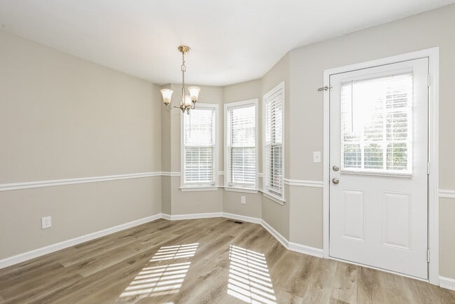 Photo - 610 E Lake Cove