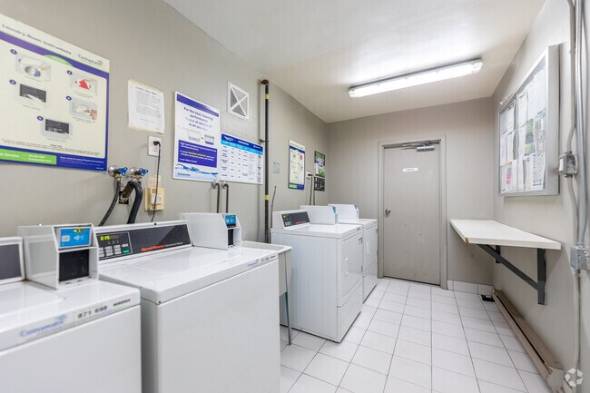 Buanderie - 1065 Eglinton Ave