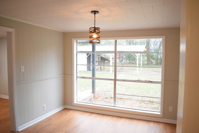 Photo - 221 N Sanders St